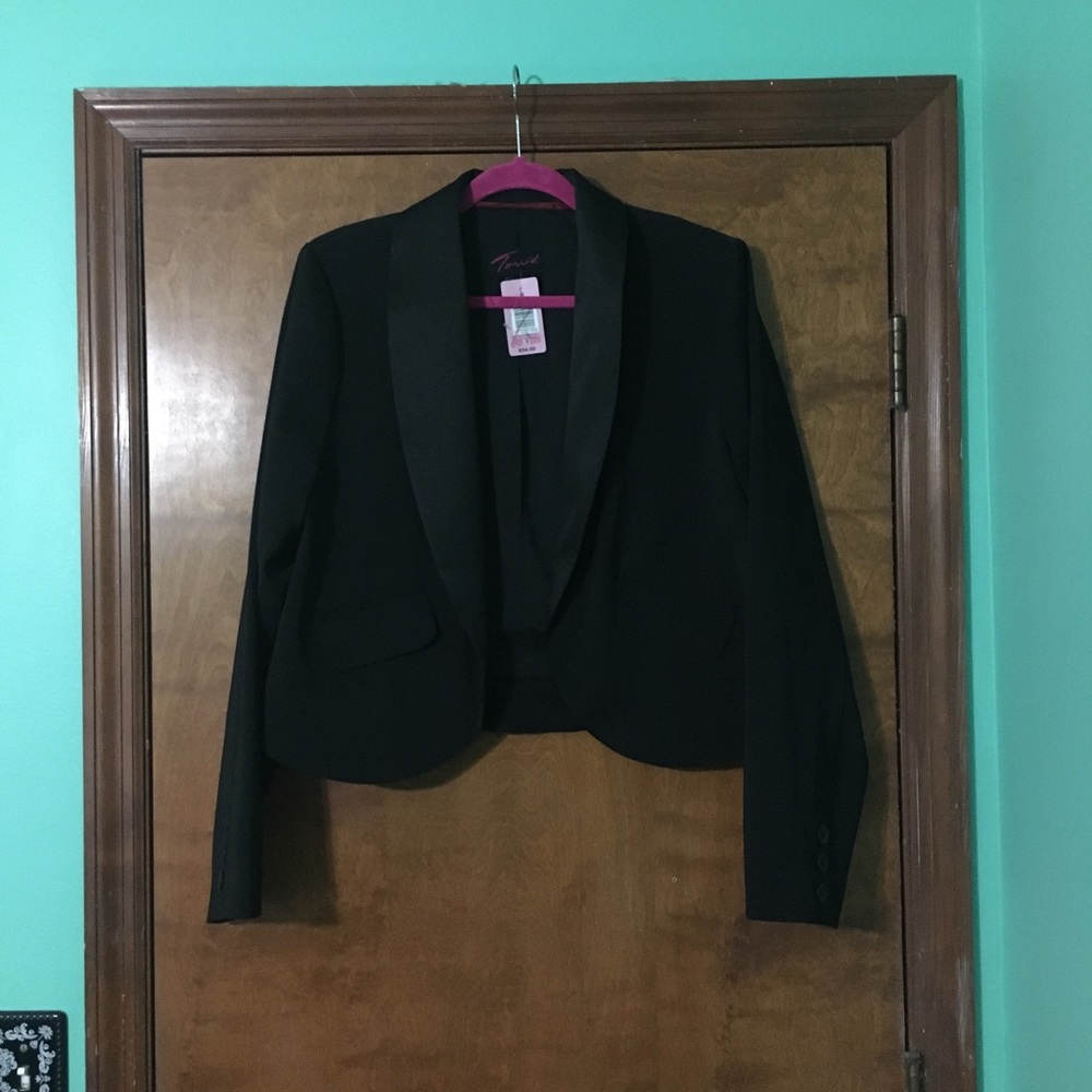 NWT Torrid crop satin lapel blazer